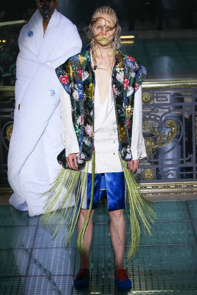 Look 16